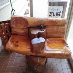 店主の手作り椅子：ヒバの木とクリの木
