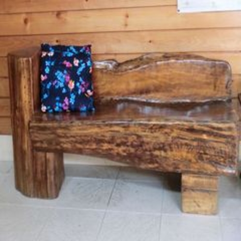 店主の手作り椅子：ヒバの木