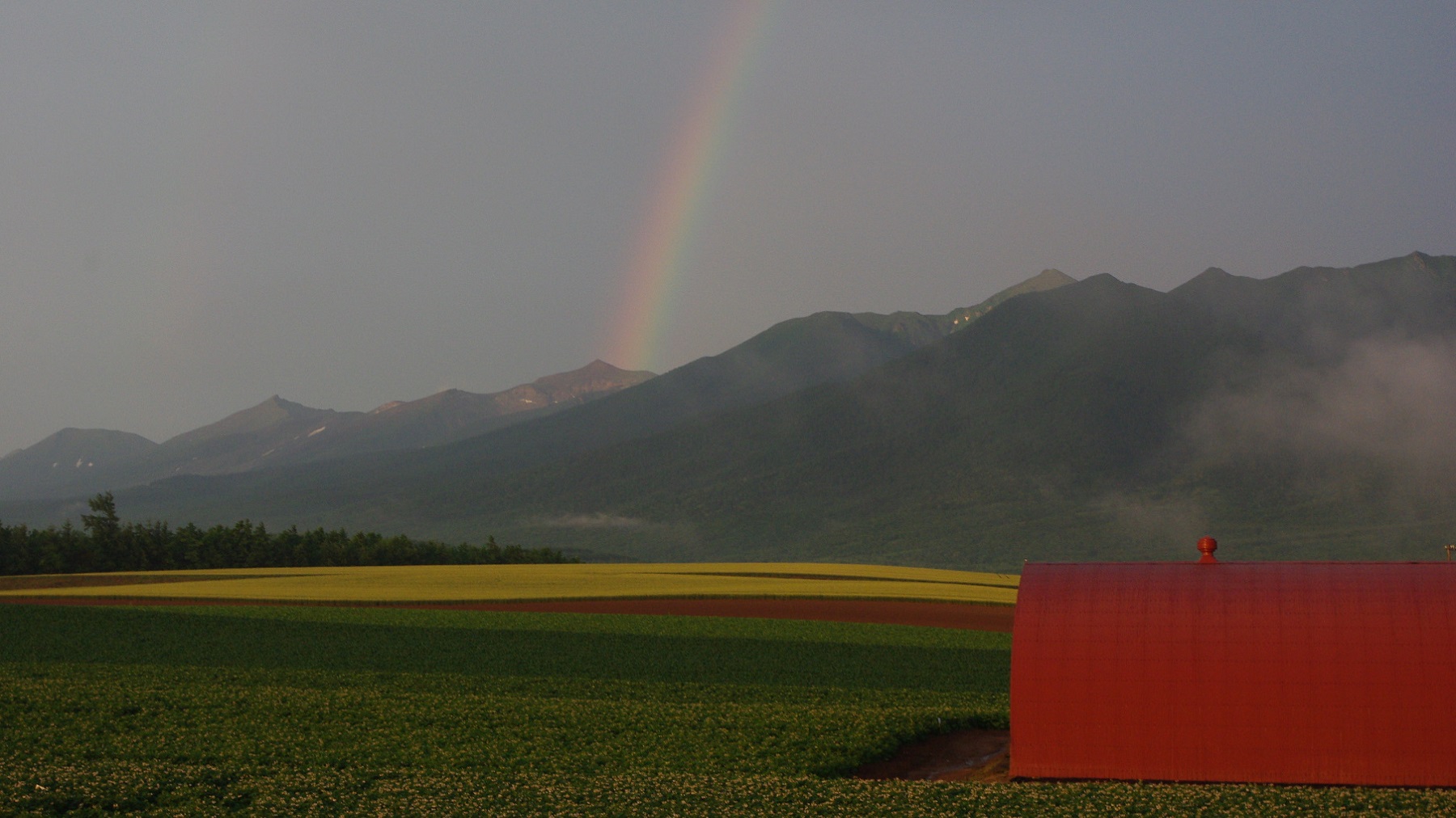 ★十勝岳連峰の山々に虹がかかる