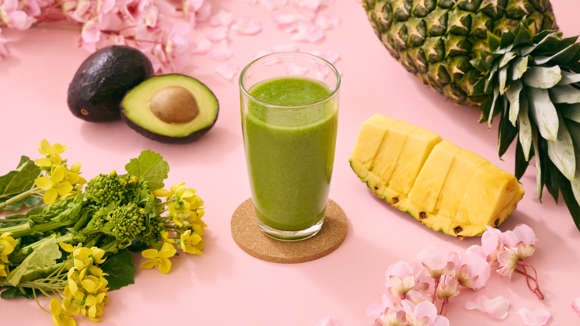 【菜の花とパインのスムージー】パインの甘みで飲みやすく仕上げた、菜の花の風味広がるグリーンスムージー