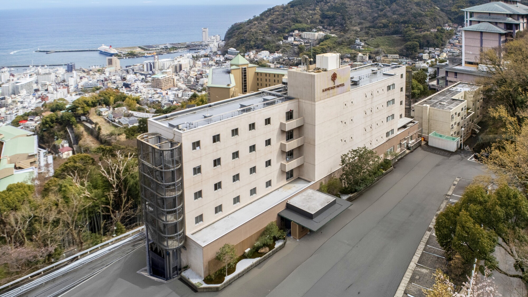 熱海市街の高台に建つ絶景の温泉ホテル