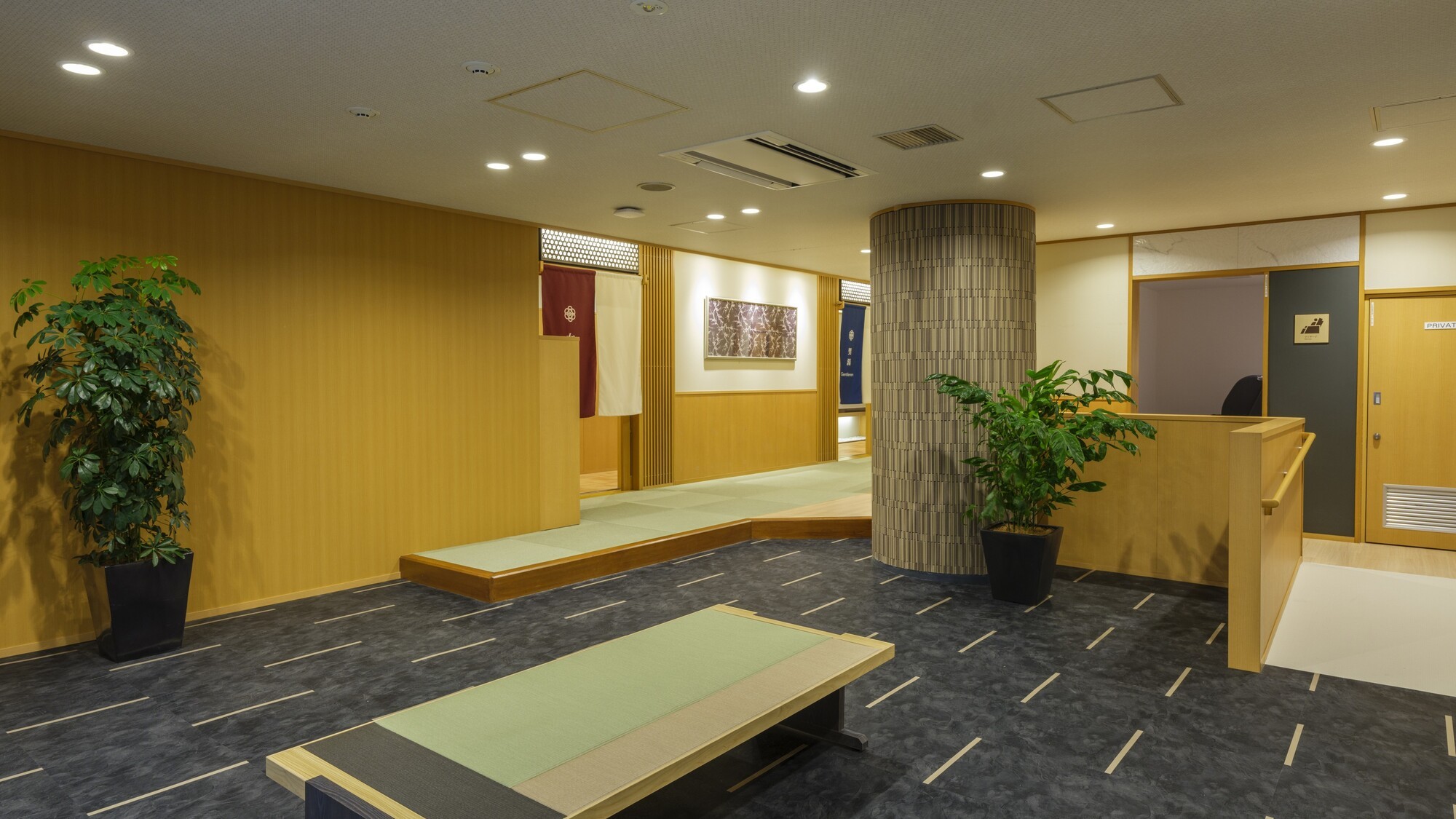 湯上り処の奥にはマッサージチェアもご用意しております。