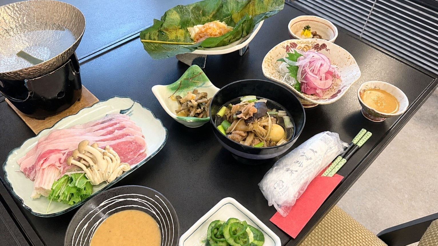 【山形牛しゃぶしゃぶ】きめ細やかな霜降りと旨みをさっぱりと味わう◆「本館賀登屋」貸切風呂無料／2食付