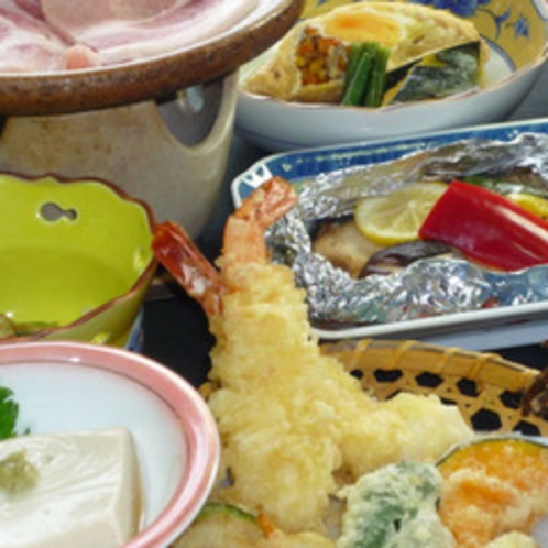 【ご夕食一例】旬の地元食材を使った和風会席膳です