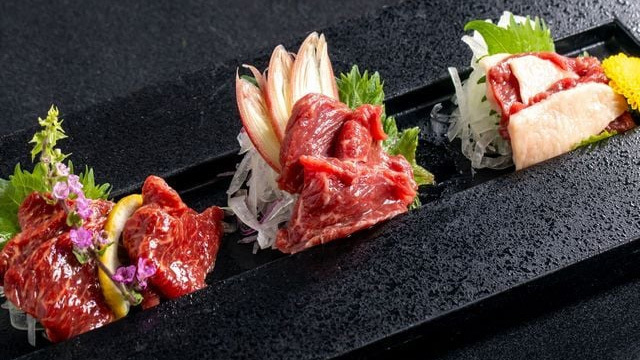 部位毎に変わる食感や味を楽しむ！馬刺し三種盛り付きビュッフェプラン