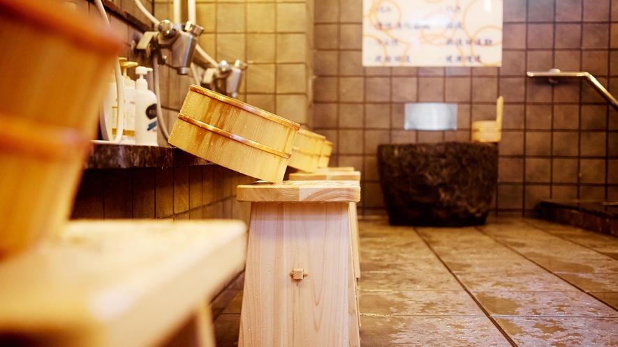 岐阜県の東白川村から作られた椅子と桶が、木のぬくもりが温泉気分を盛り上げます！