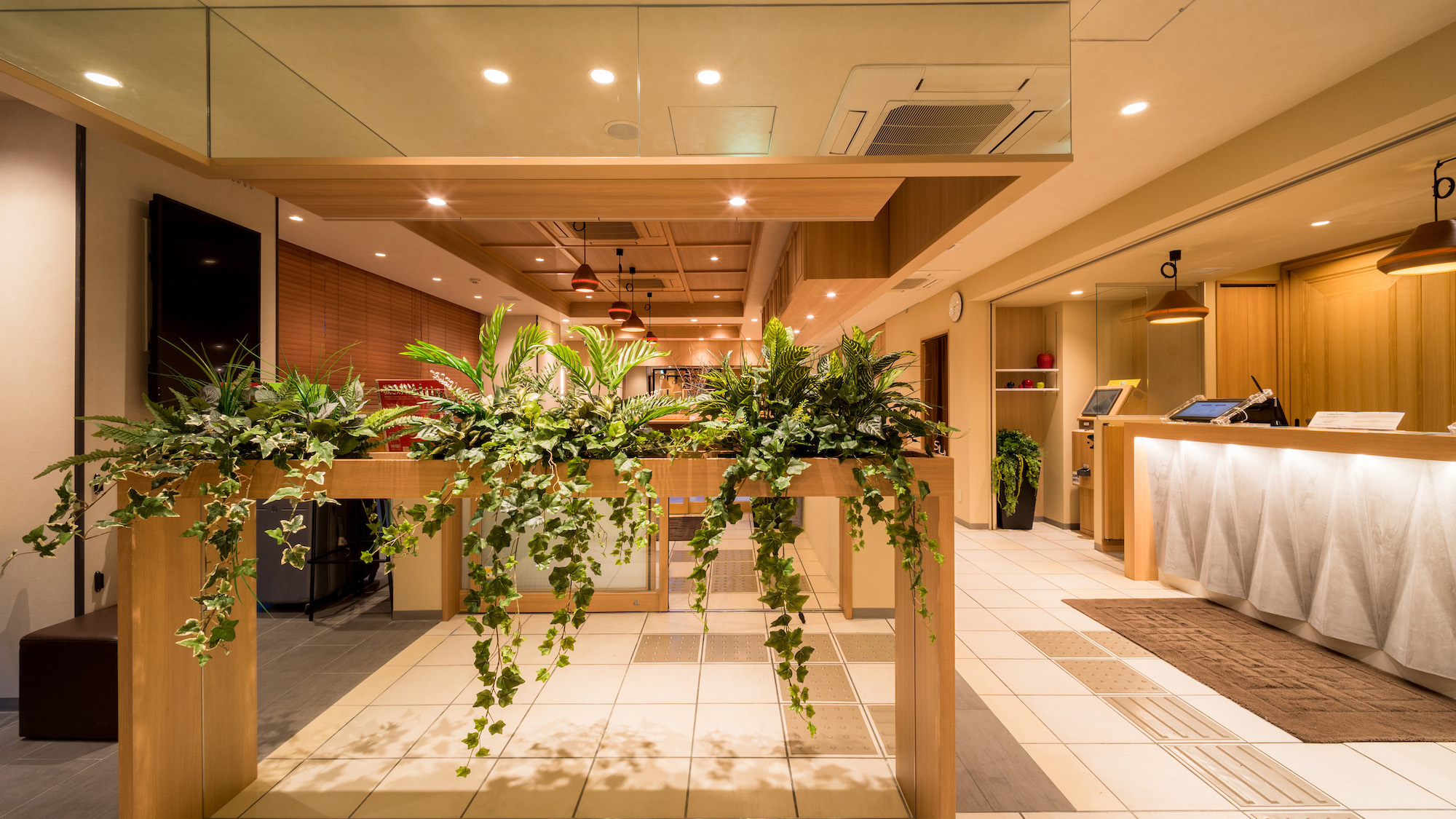 木目調の自然を感じさせるロビーでございます