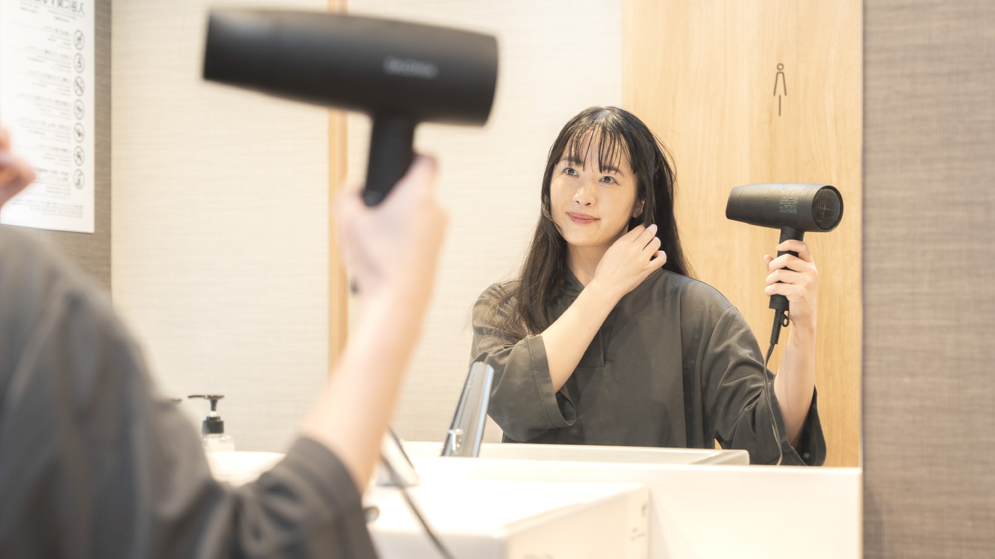 ドライヤーも備え付けております　