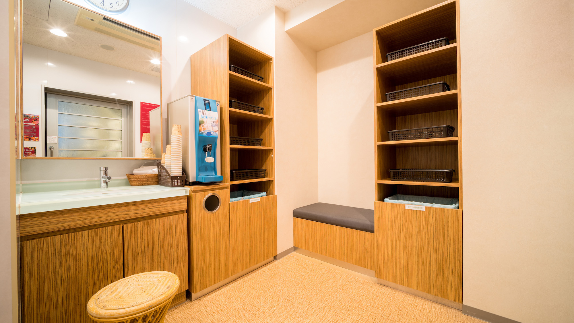 温泉脱衣所には、貴重品ロッカーもございます