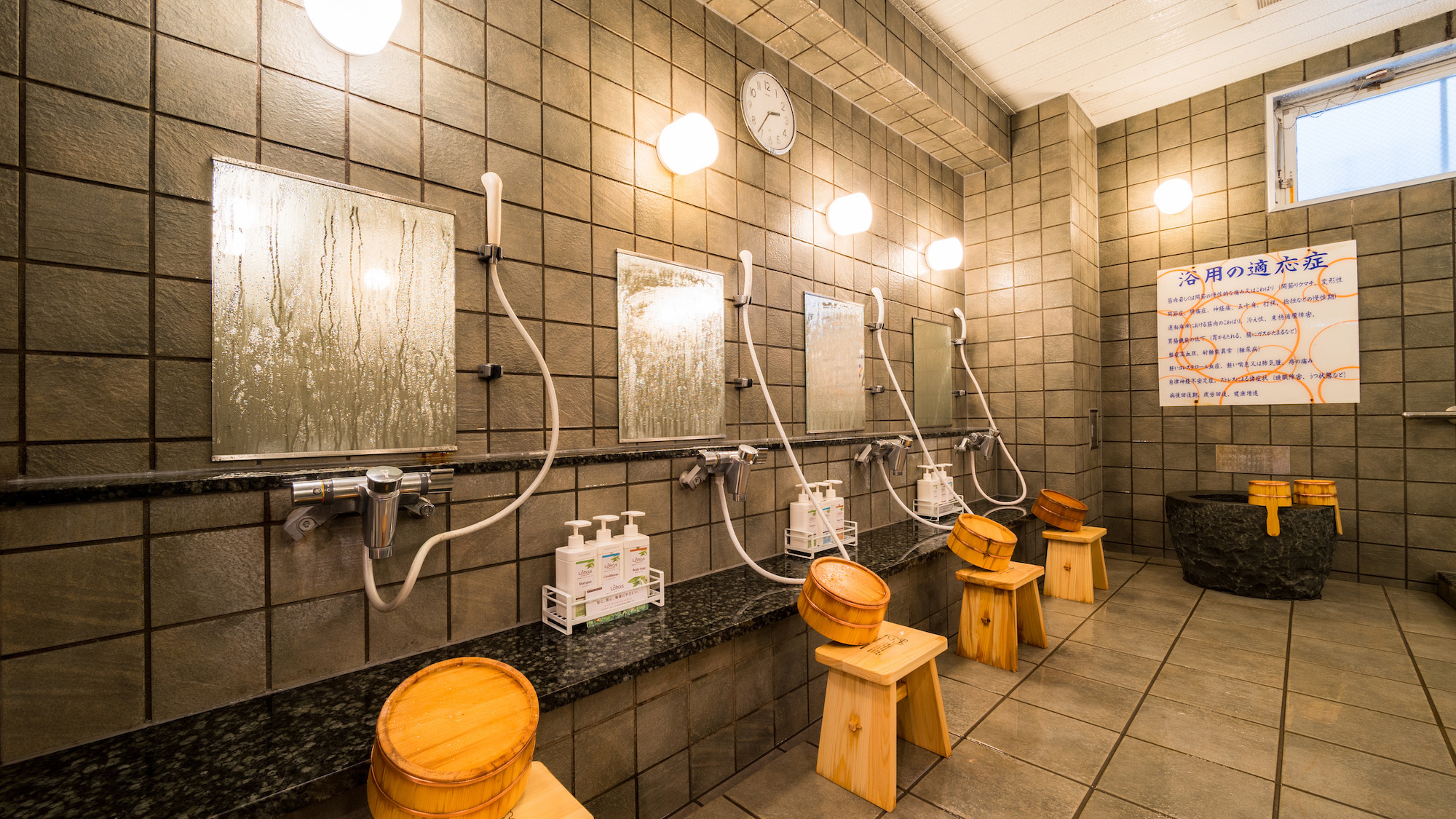 岐阜県の東白川村から作られた椅子と桶が、木のぬくもりが温泉気分を盛り上げます！