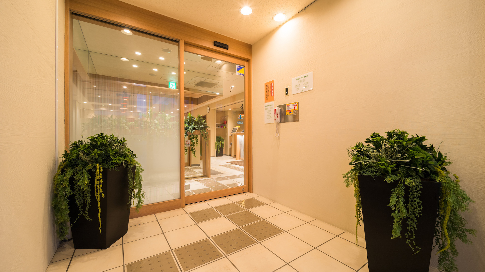 エントランスは24時以降施錠しております