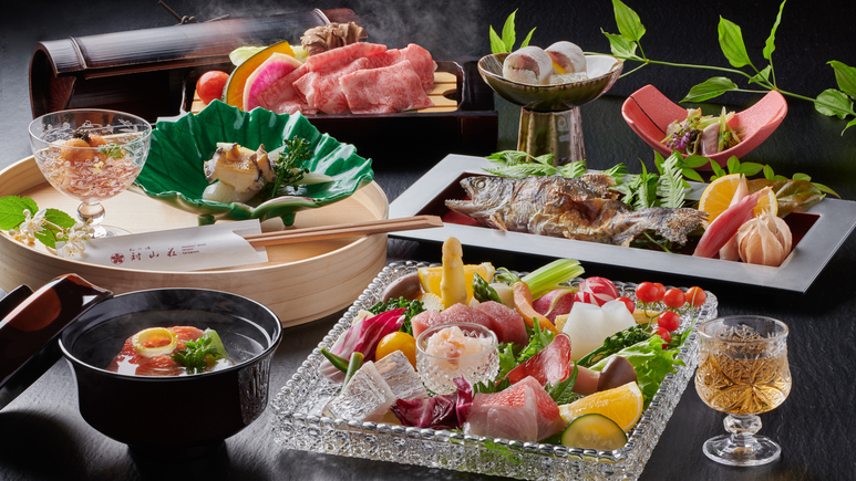 地元食材×月替わり会席。いいものを少しずつ。お食事は個室食事処で穏やかにリラックス出来る時間を。