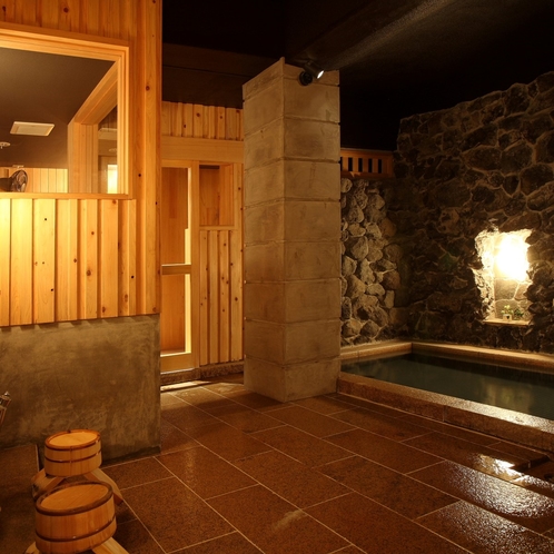 女湯‥新しい対山荘様式では貸切風呂としてご用意。内湯は富士山の溶岩石と檜hinokiの壁で瞑想にも◎