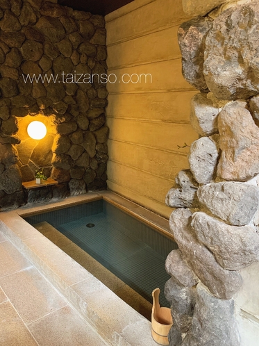 男湯‥新しい対山荘様式では予約制の貸切風呂としてご用意。内湯は洞窟をイメージ。