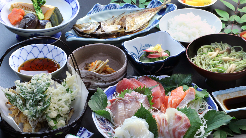なか川の夕食。刺身と天ぷら、煮物、干物、そばが並ぶ
