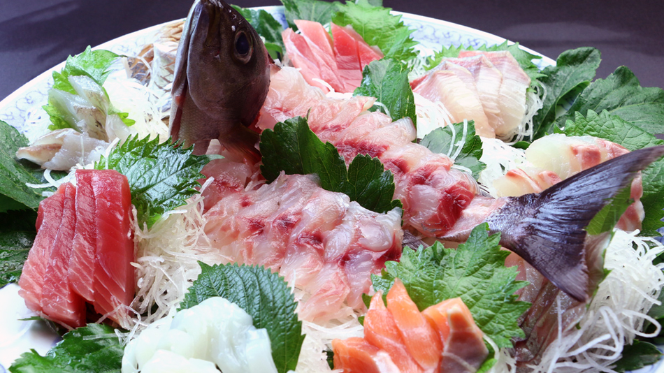 宿の料理と館内のようす