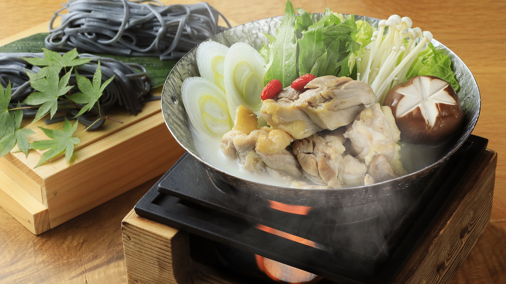 【夕食／季節御膳】参鶏湯風スープで仕上げる　鶏の薬膳鍋仕立て
