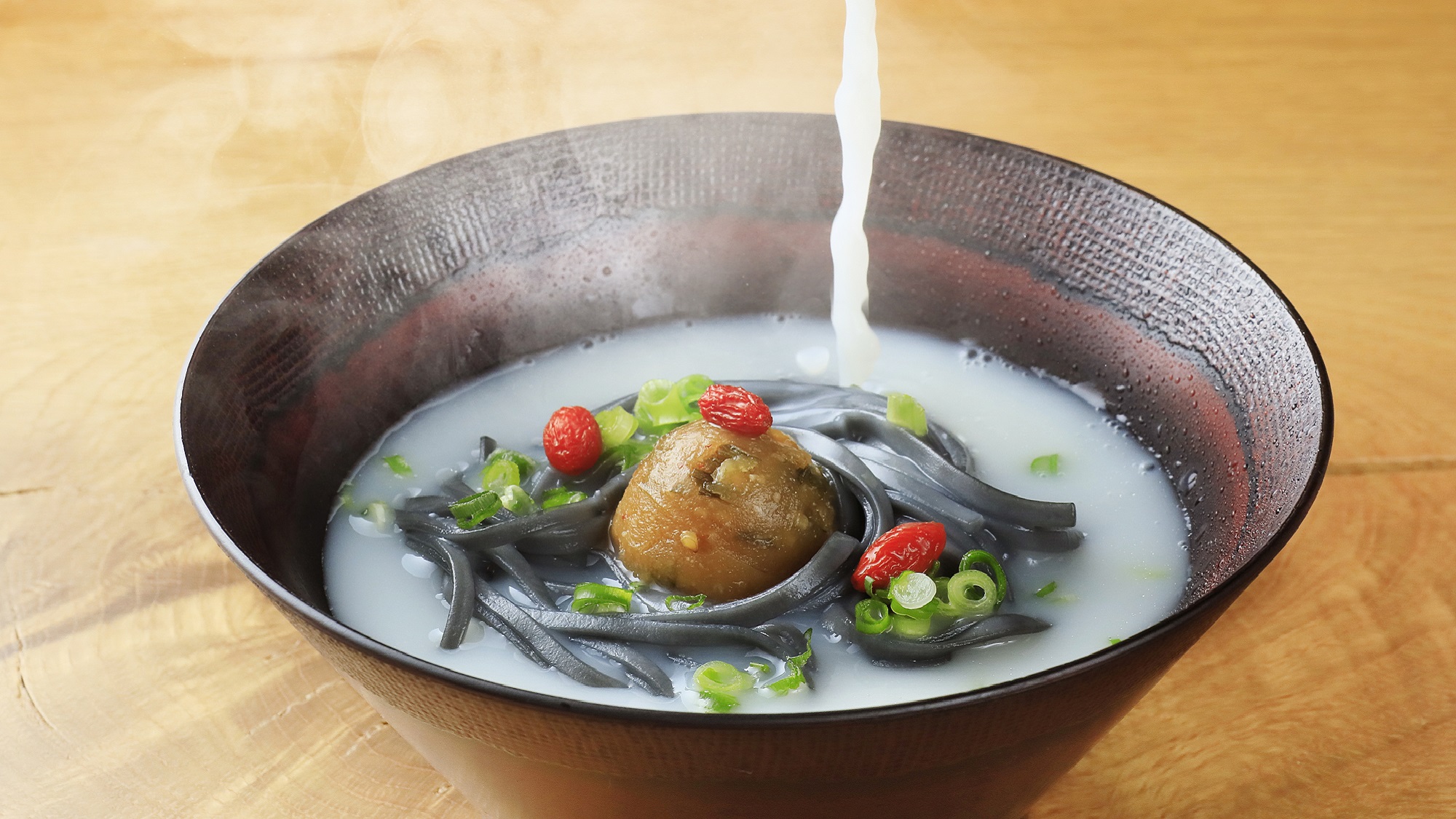 【夕食／特選会席、基本会席】参鶏湯風スープで仕上げる竹炭を練り込んだ饂飩