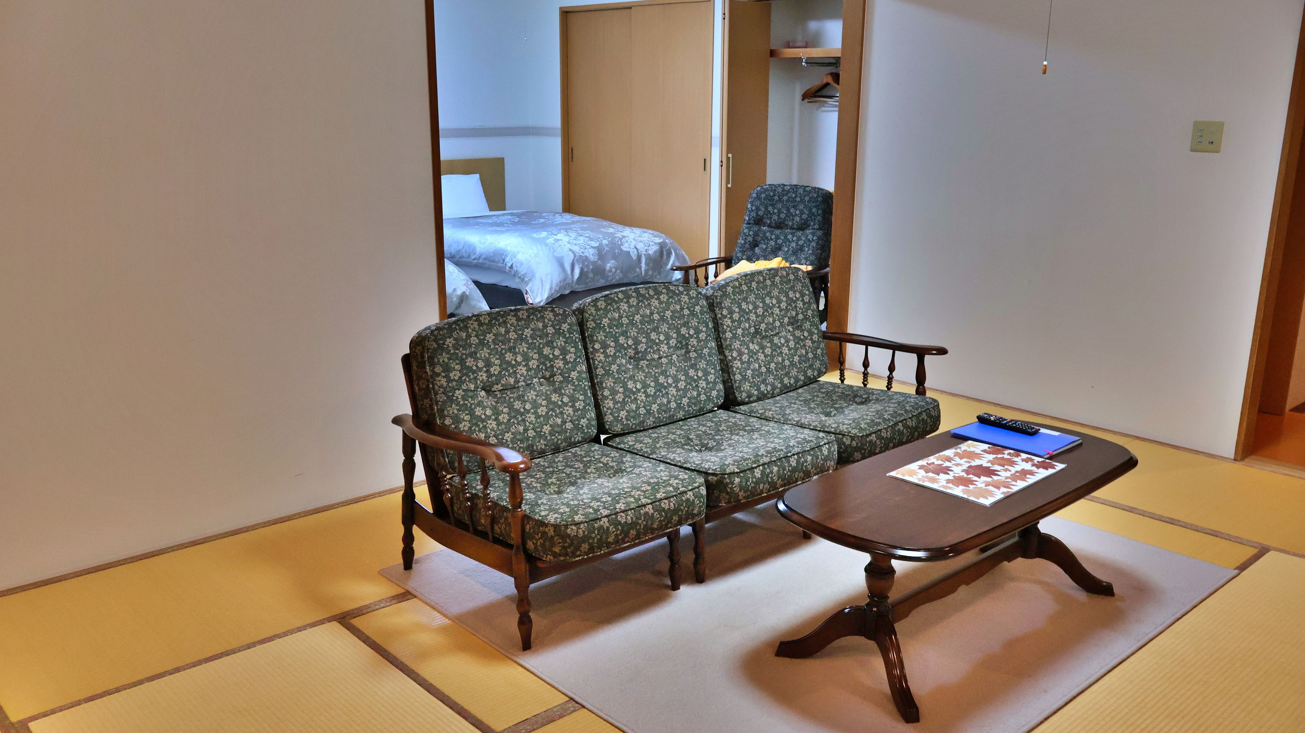 展望風呂付き特別室(和室側)