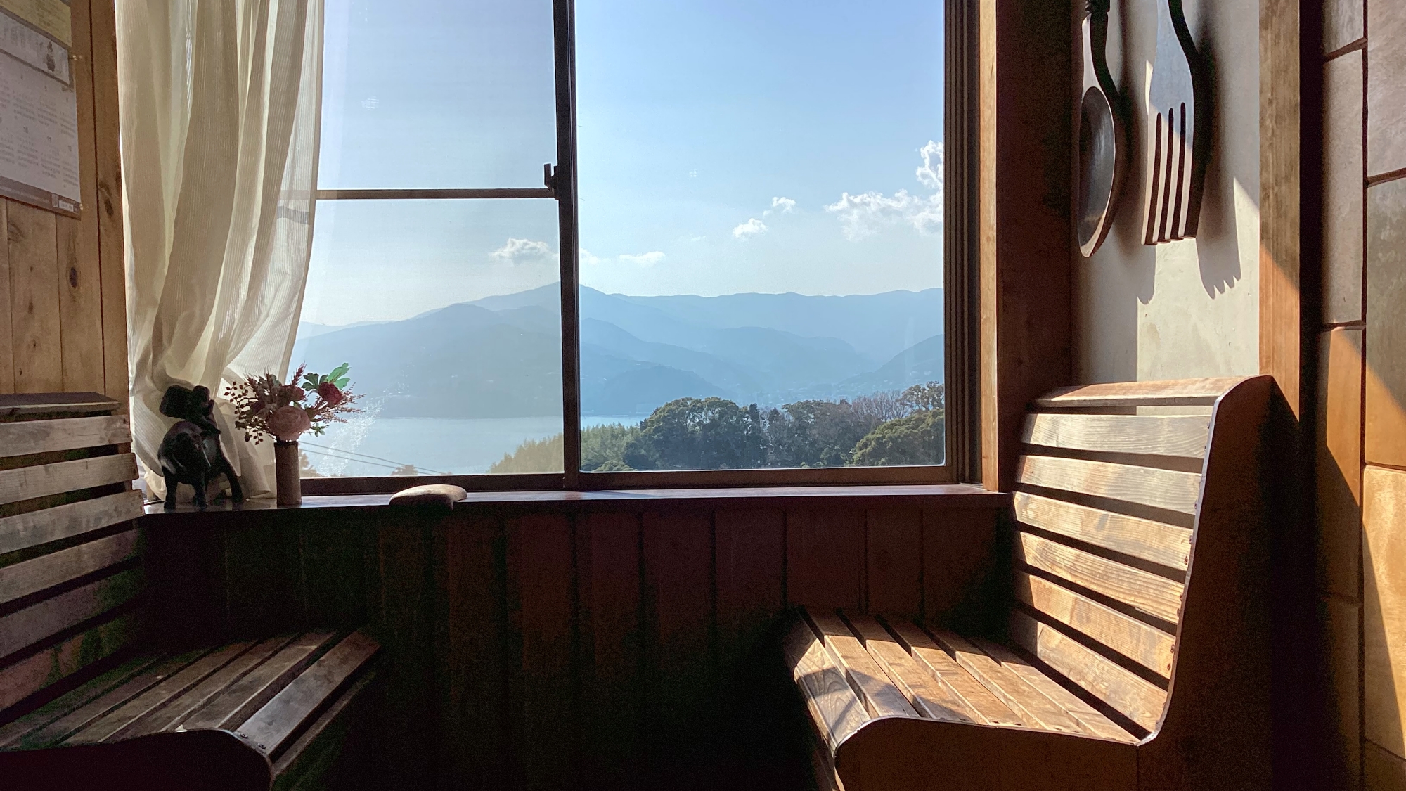 *館内／階段近くのベンチコーナー