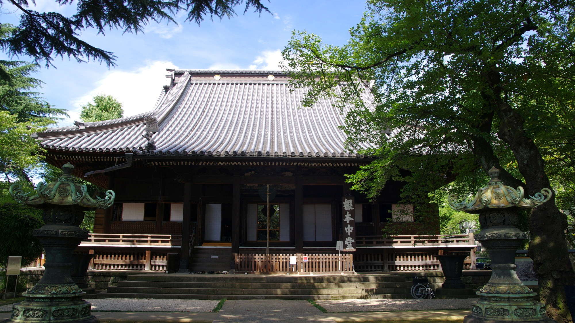 【当館から徒歩19分】徳川家の菩提寺の一つ。歴史ある寺院で、静かな雰囲気を味わえます