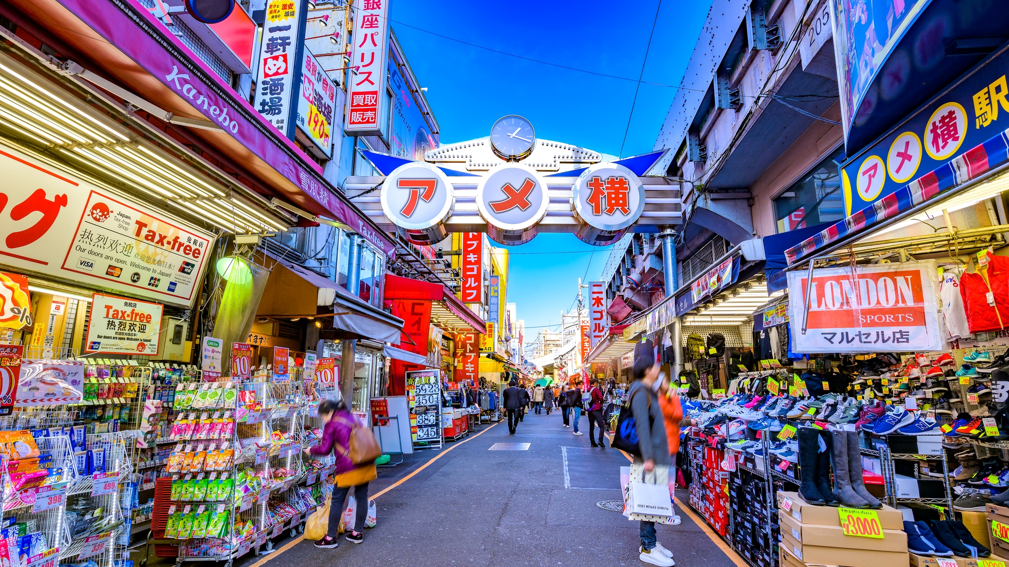 【当館から徒歩で12分】活気あふれる商店街で、食料品や雑貨を格安で購入「アメヤ横丁」