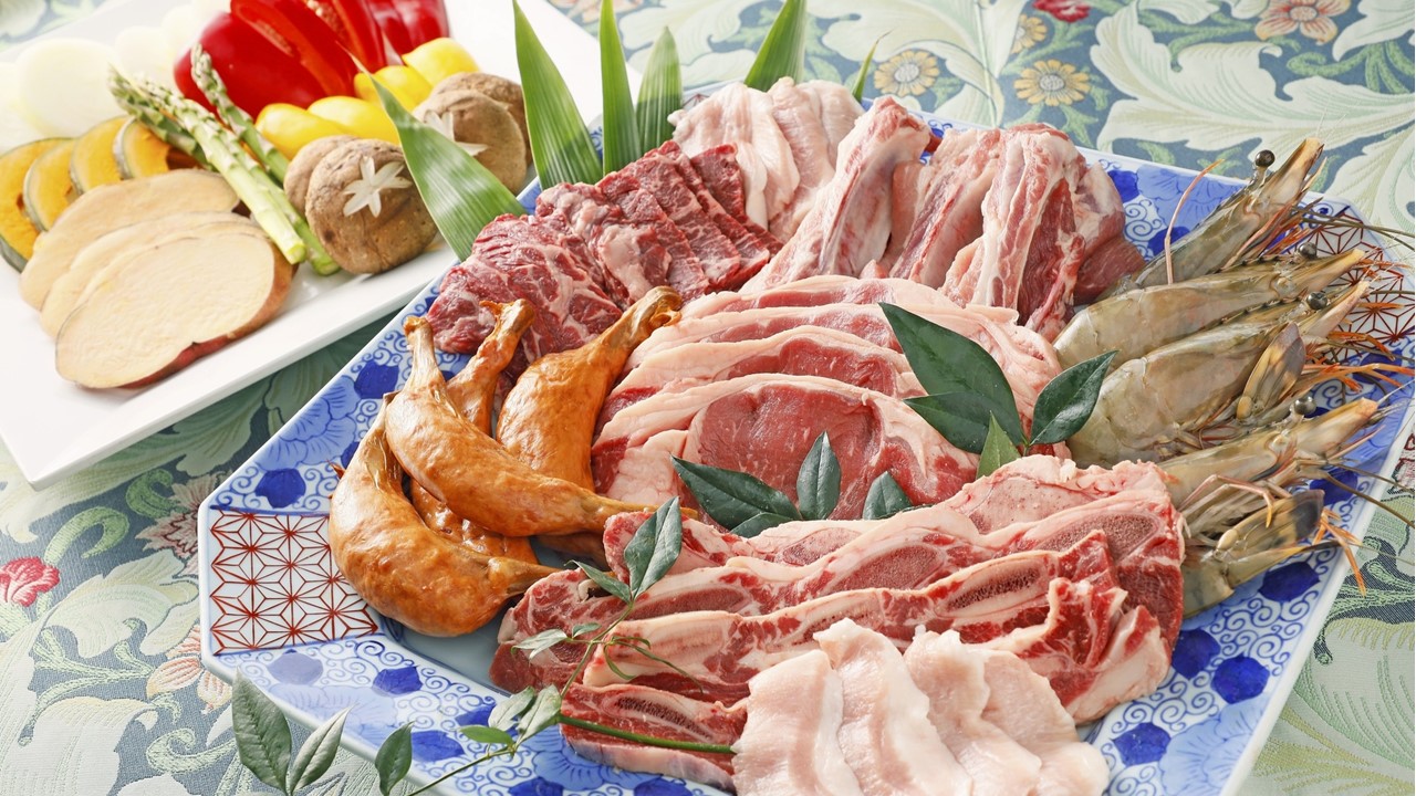 インドアBBQだから雨・風・天候を気にせず楽しめる♪
なんと！BBQサイトからは富士山と河口湖の270度大パノラマ。
1グループ２名〜１５名様迄対応

＜夕食＞ライトBBQ

　骨付きカルビ
　ポークリブ
　豚トロ
　牛ハラミ
　牛ロース
　骨付きフランク
　有頭海老
　
　各種野菜