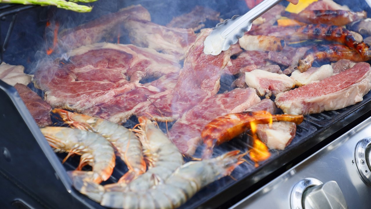 インドアBBQだから雨・風・天候を気にせず楽しめる♪
なんと！BBQサイトからは富士山と河口湖の270度大パノラマ。
1グループ２名〜１５名様迄対応