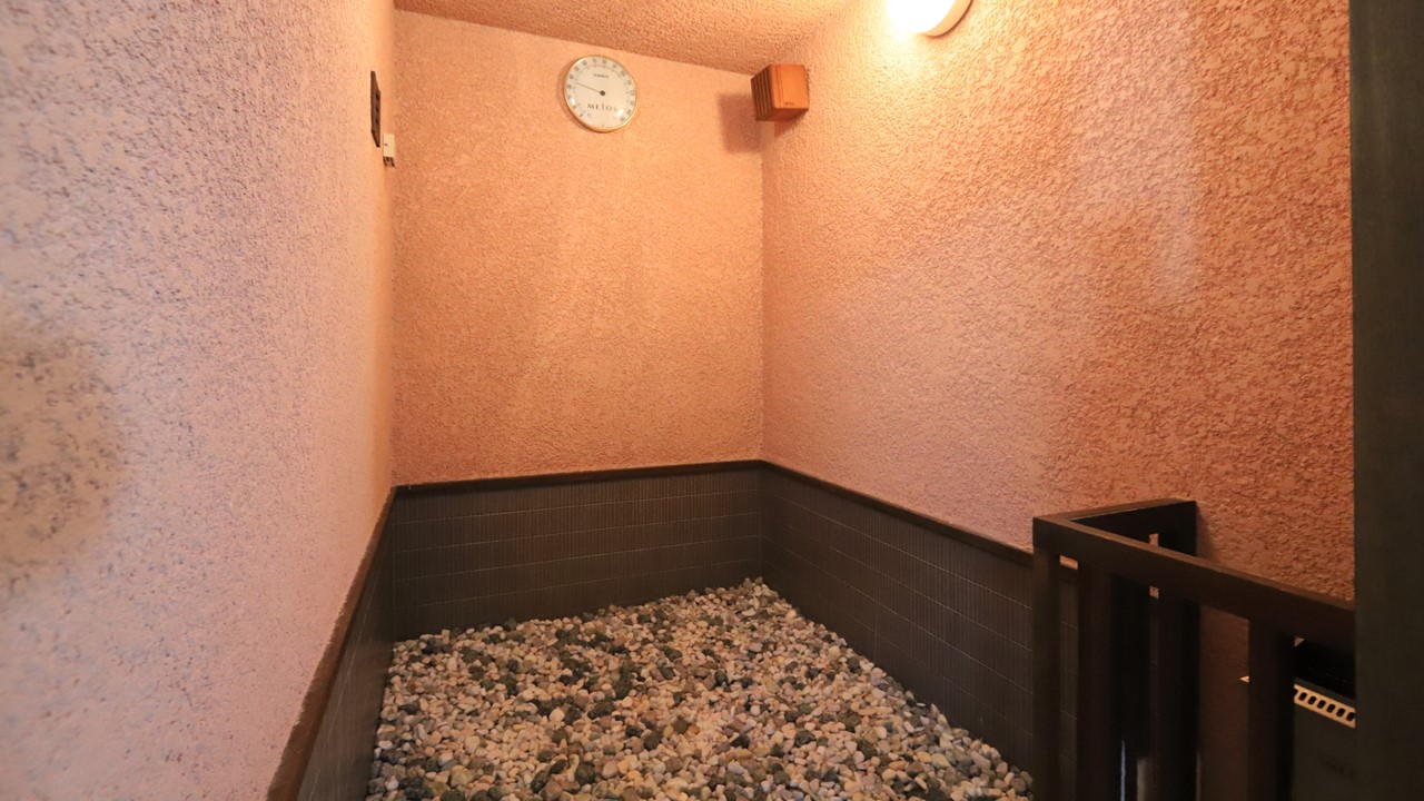 ラジウム鉱石の遠赤外線による温熱効果
岩石浴 (男湯専用)

温められた天然鉱石の上に寝転び、身体を温めることによって健康効果を期待するサウナ形式のお風呂です。トルマリン、岩塩、他3種類の石が敷き詰められていて、身体の芯からじんわり温めてくれるので、高温のサウナが苦手な方でも長い時間滞在することが可能です。
大量の発汗作用があり、新陳代謝の活発化によって身体の中に溜まった毒素や老廃物を排出するデトックス効果も期待できます。

利用時間　15：00～23：00