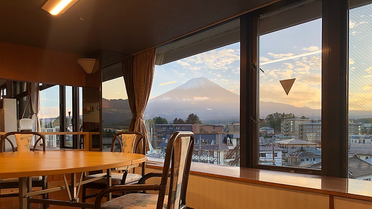 インドアBBQだから雨・風・天候を気にせず楽しめる♪
なんと！BBQサイトからは富士山と河口湖の270度大パノラマ。
1日4組様限定ですのでご予約はお急ぎください！！
1グループ２名～１５名様迄対応