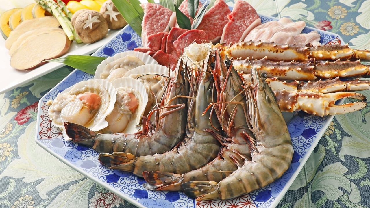 ＜夕食＞プレミアム海鮮BBQ
　
　生タラバガニ
　特大有頭海老
　ホタテ
　和牛
　牛タン
　豚トロ