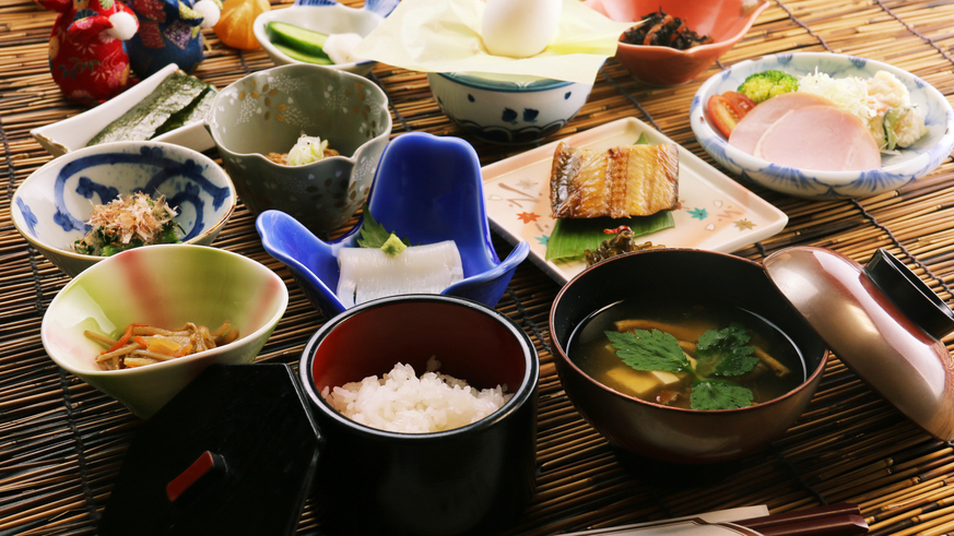 ◆【朝食付☆現金特価】鯉が泳ぐ天然温泉とこだわりの朝食は格別♪海の幸と自家製温泉玉子は絶品！