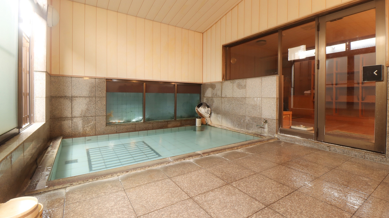 【冬季限定】すき焼き×海の幸山の幸！こだわりの和食膳と鯉が泳ぐ天然温泉で癒やし旅