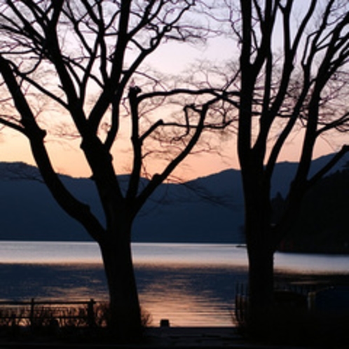 素敵な夕日と夕焼け。夕暮れ芦ノ湖の散歩