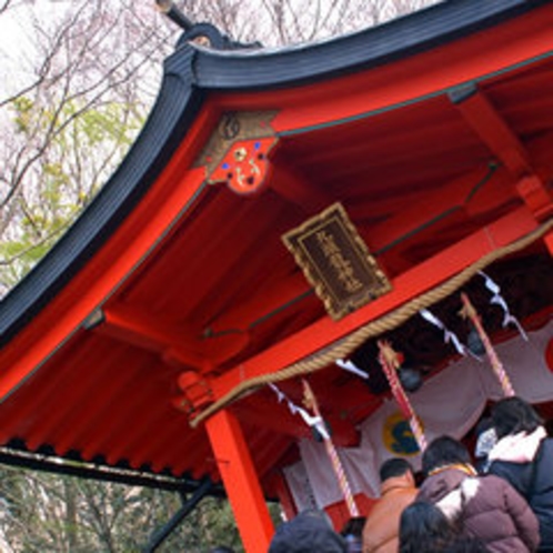 九頭龍神社本宮は１３日の月次祭の日だけ参拝船が出航します。