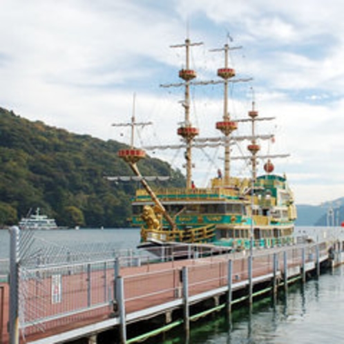 元箱根港と桃源台を結ぶ海賊船