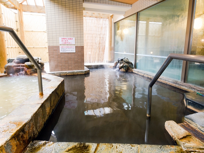 男性露天風呂。浴場は足元が滑りやすいため、手すりをご利用ください。