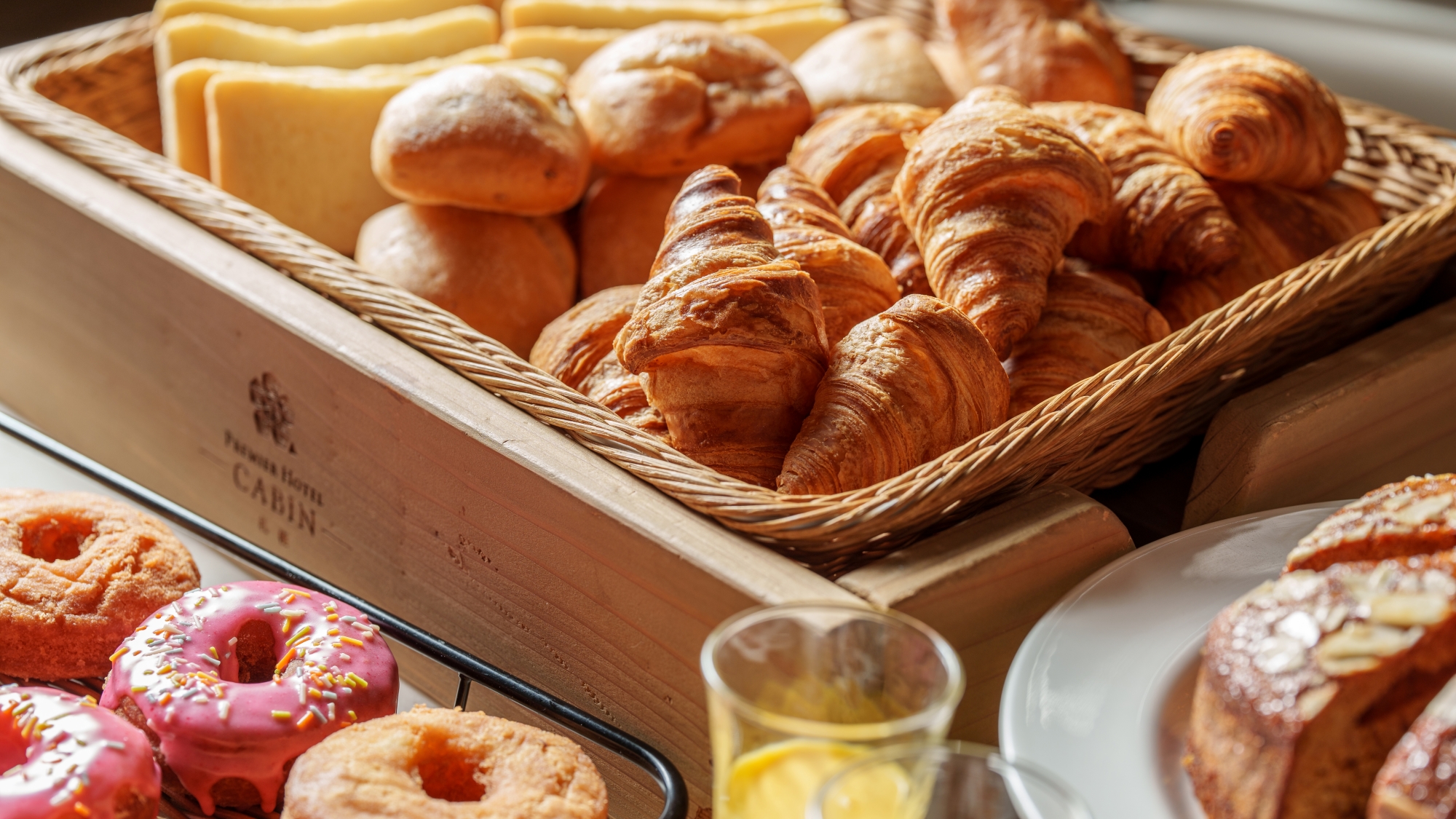 【朝食】焼き立てのパンやドーナツ（日替わり）