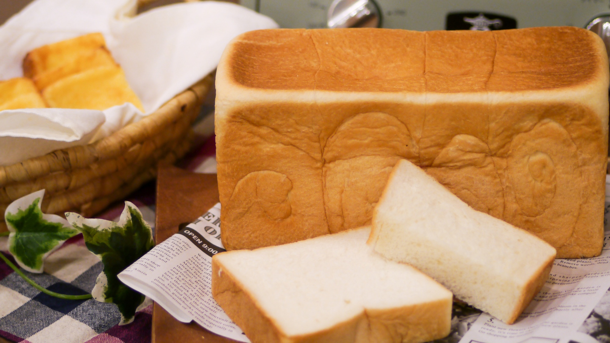 グループホテル「プレミアホテル-TSUBAKI-札幌」のオリジナル食パン「ホテルブレッド椿」も提供中
