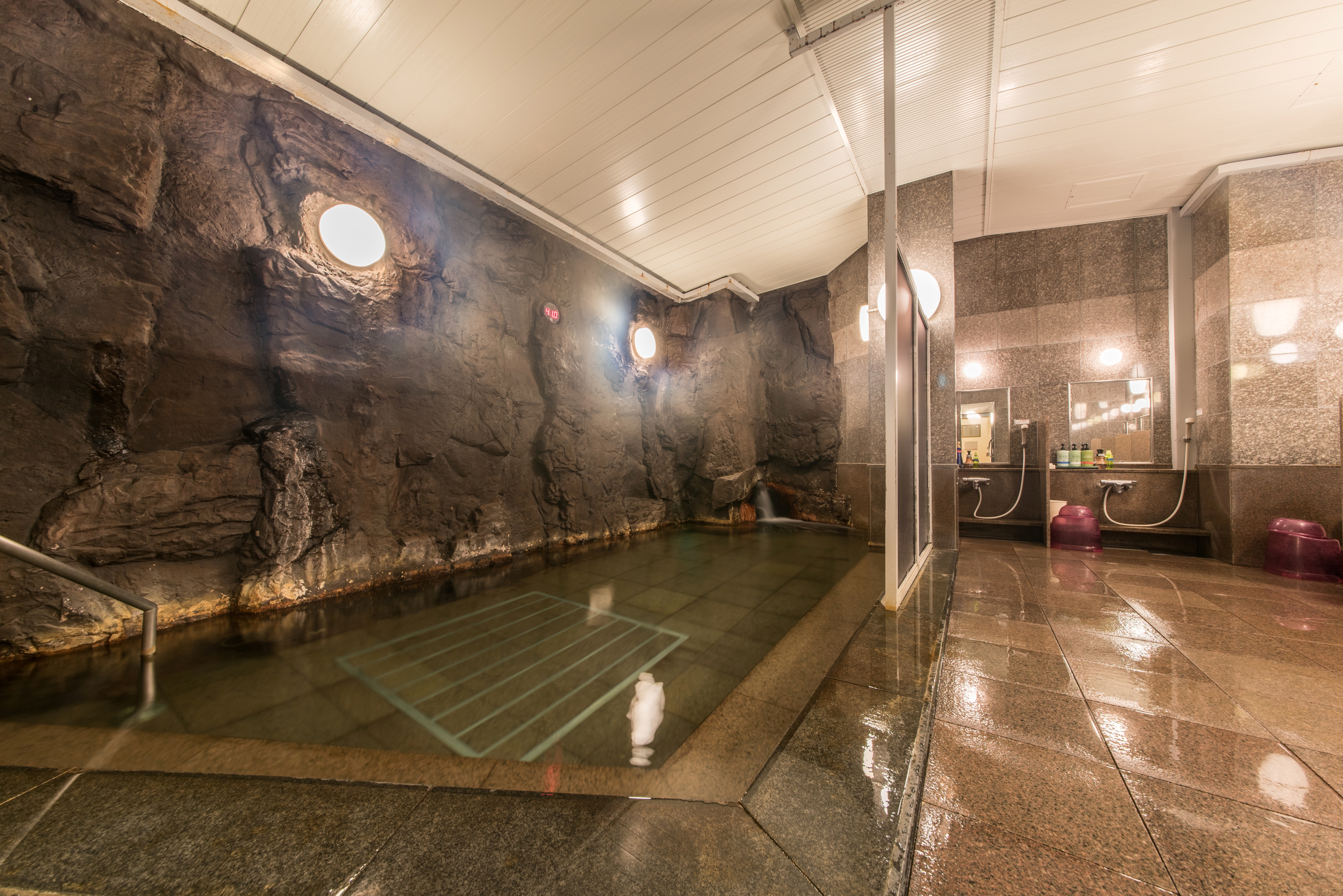 女性浴場※日曜14時～20時は男性浴場