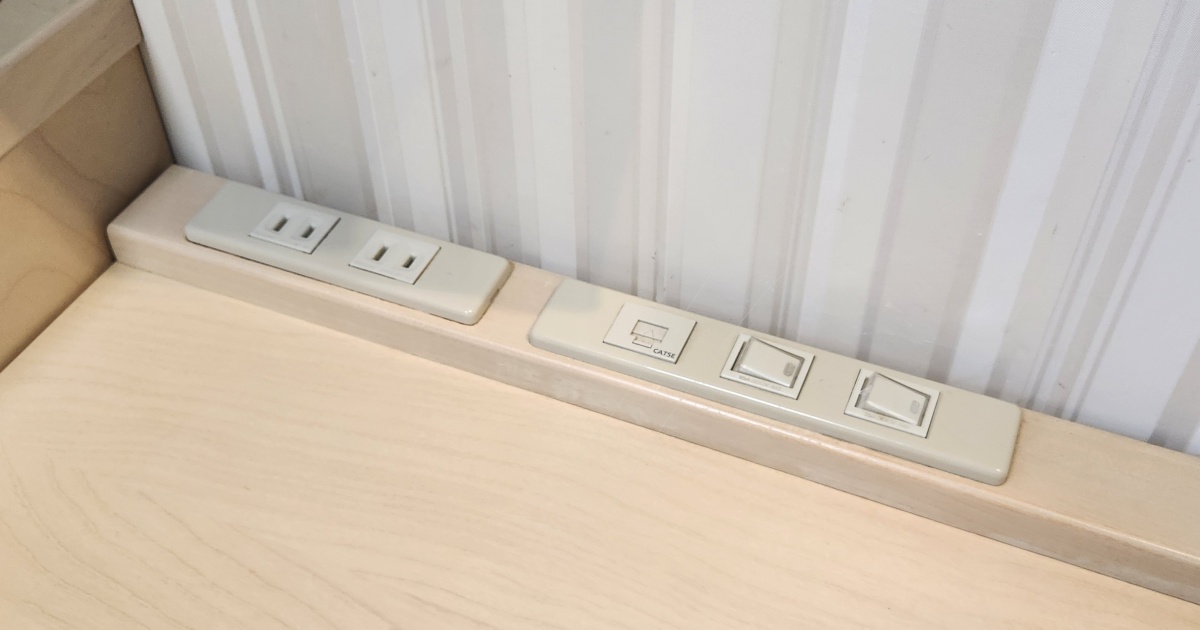 デスクにはコンセント２口とLANケーブル差込口が付いています。