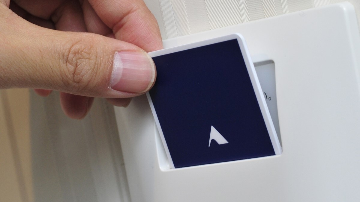 【ルームキー】入室後は室内の差し込み口に差していただくと電気が使えます