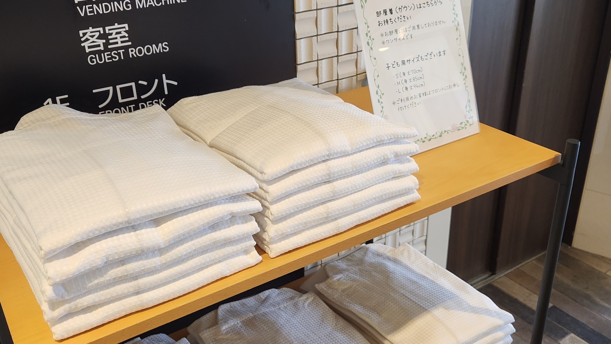 部屋着（ガウン）は1階ロビーの棚からお持ちください。（お部屋にはご用意しておりません。）