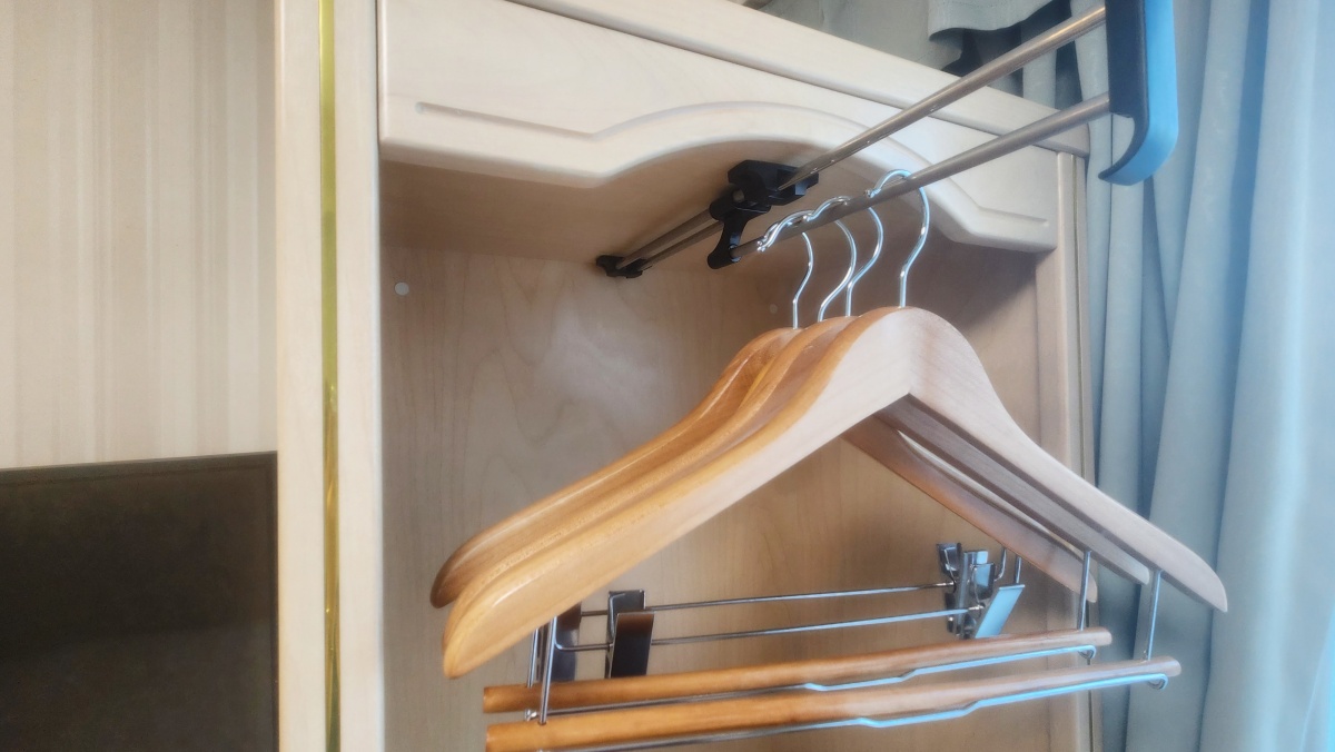 クローゼットのハンガーかけは引き出して使うことができます。