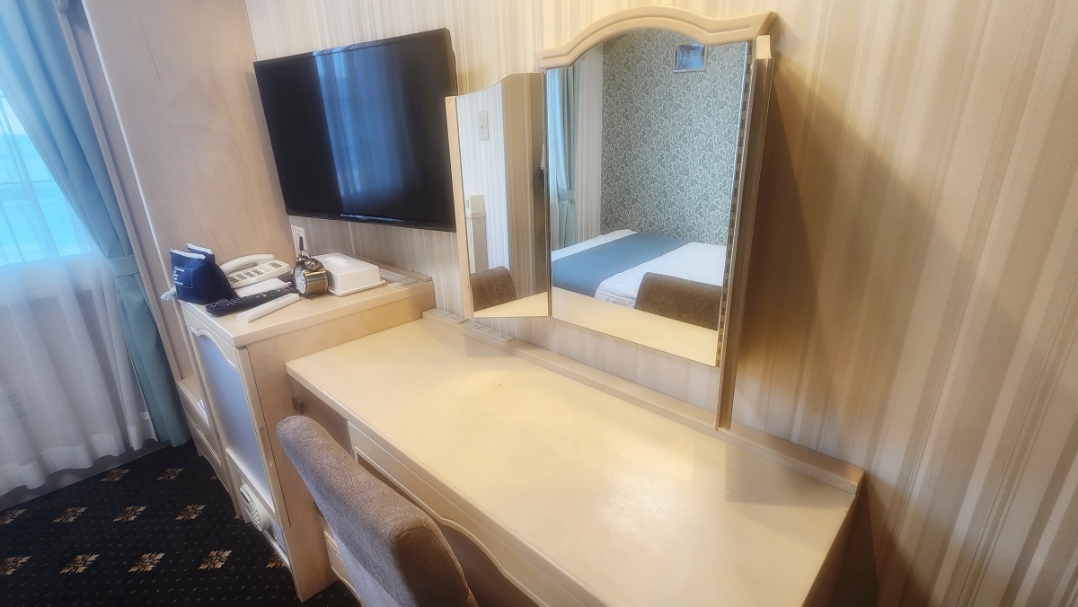 【洋室のみ】三面鏡付きデスクはお仕事にも身支度にも便利です。