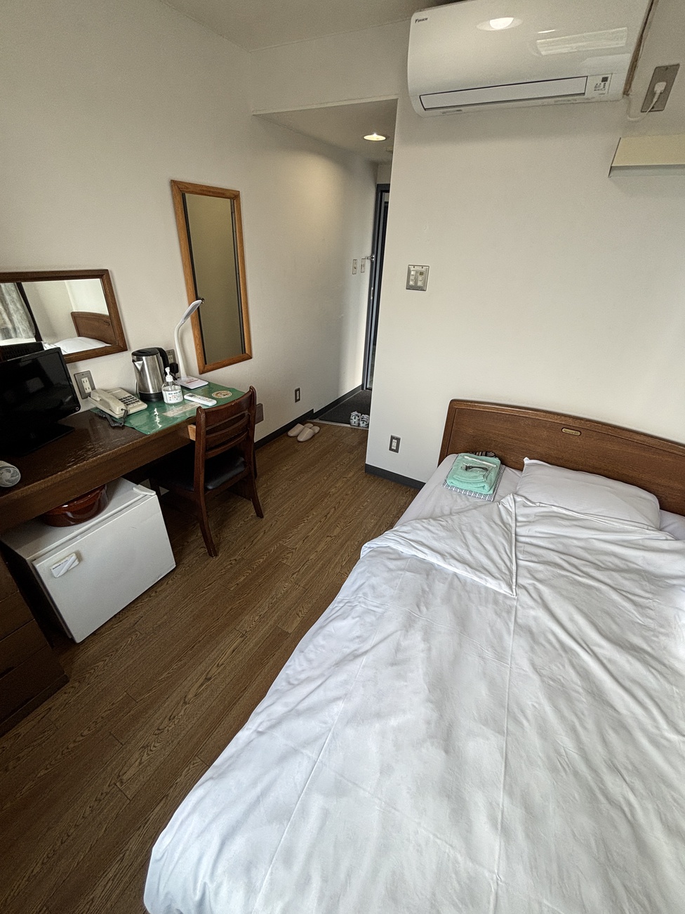 （通常)シングル バストイレ付き(禁煙無し)セミダブルベッド