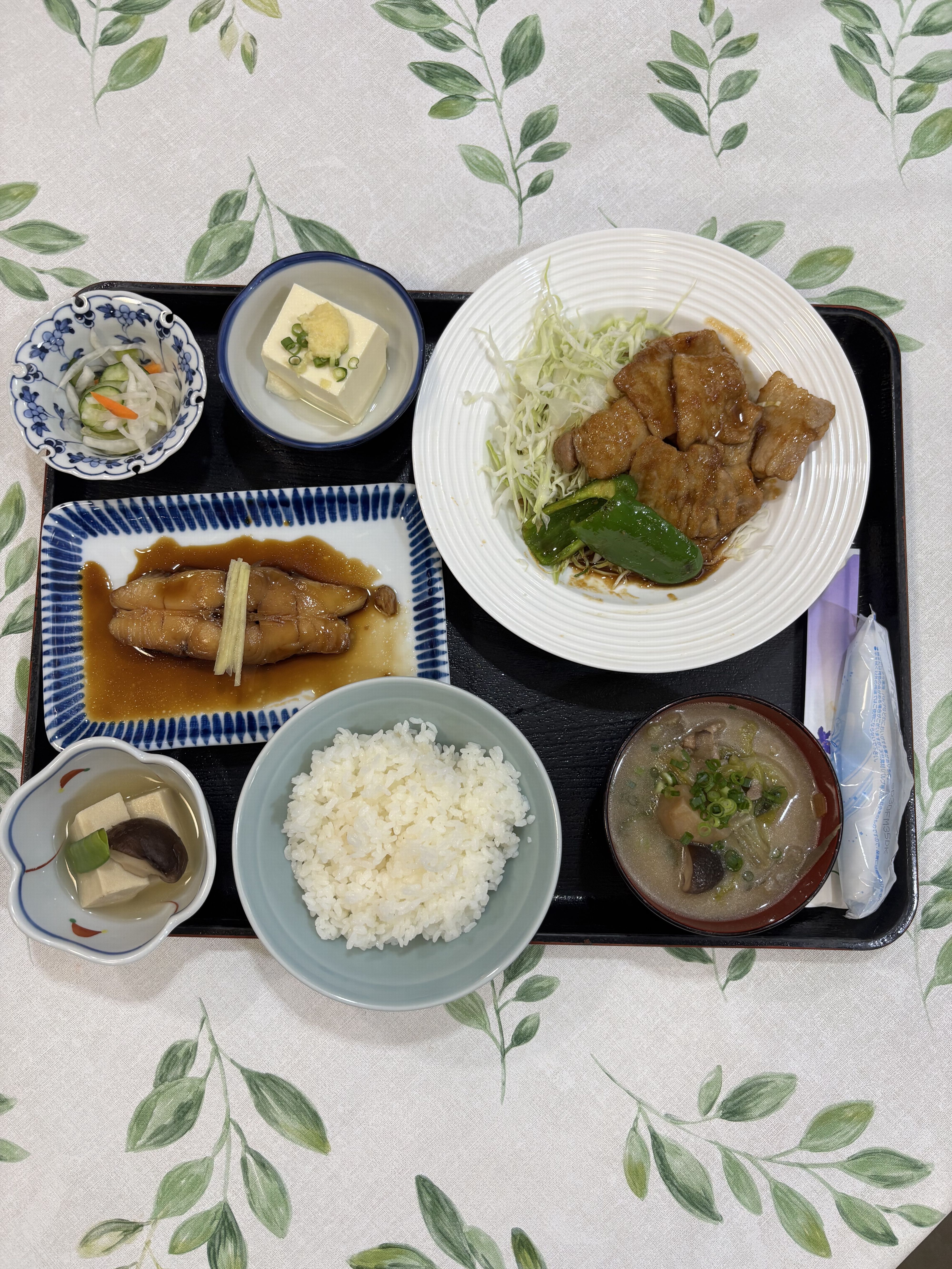 夕食例(豚生姜焼きとアブラカレイ煮魚)