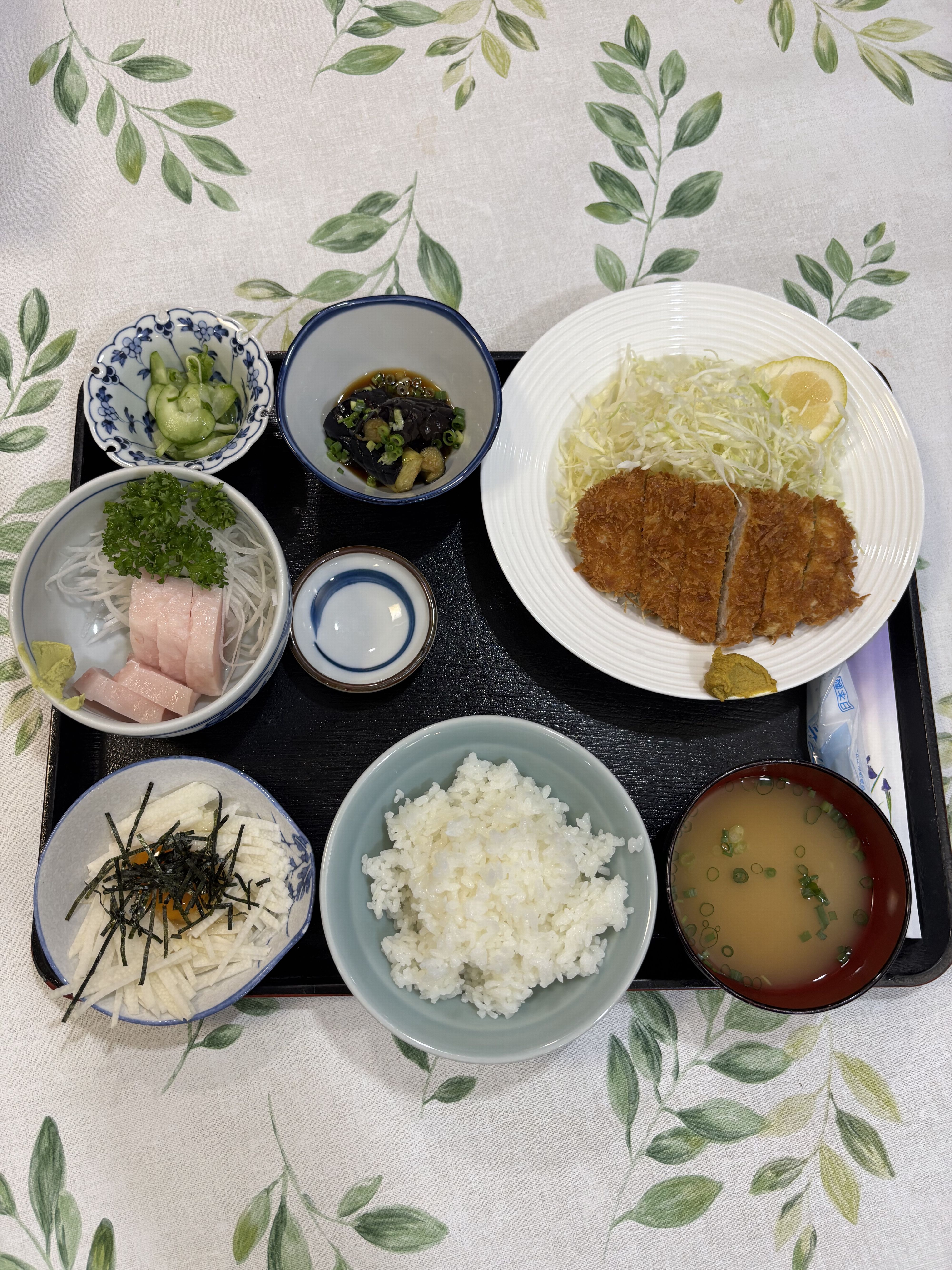 夕食例(ロースカツと鮪のお刺身)