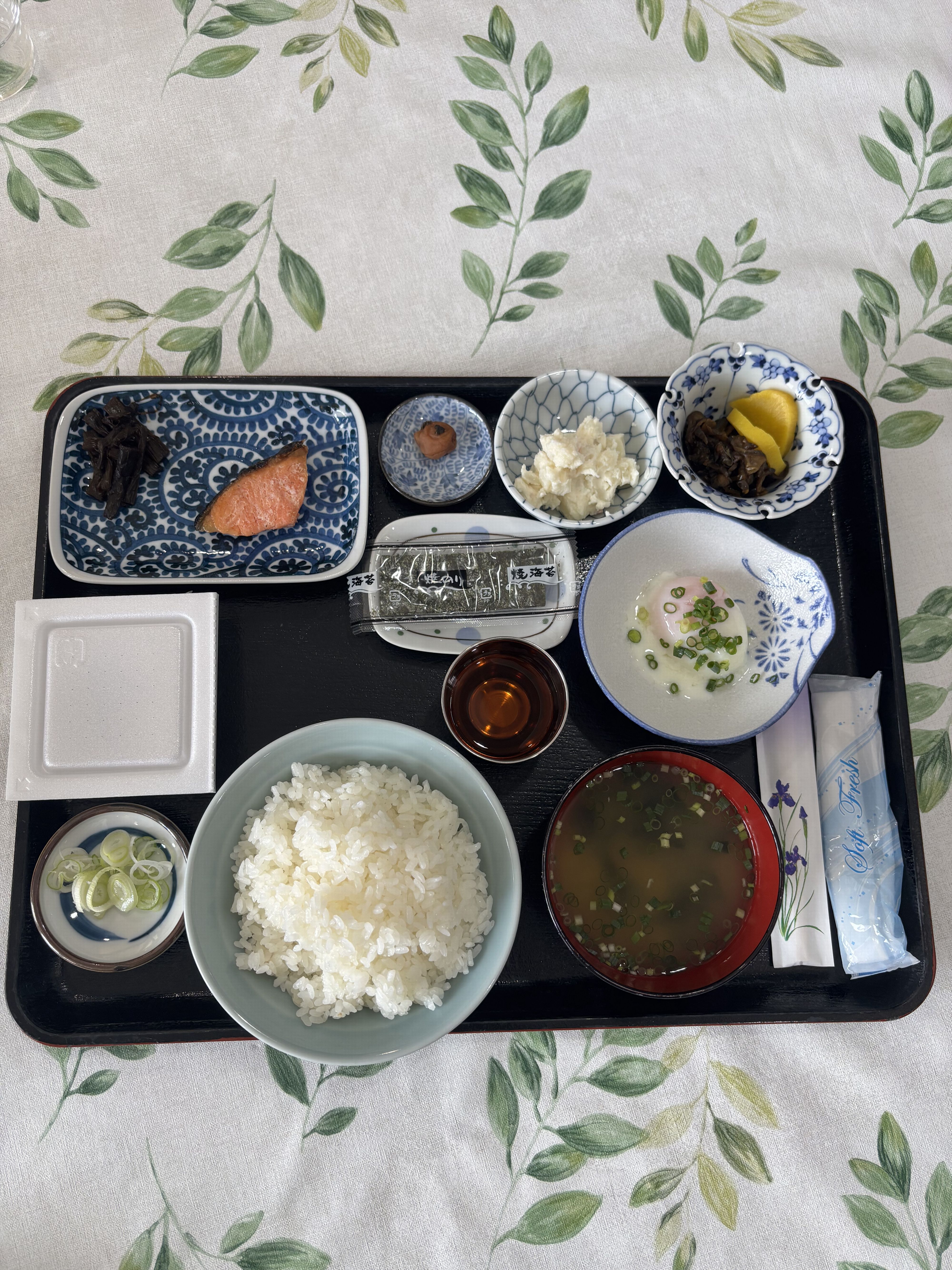 和朝食例(塩鮭と温泉卵)
