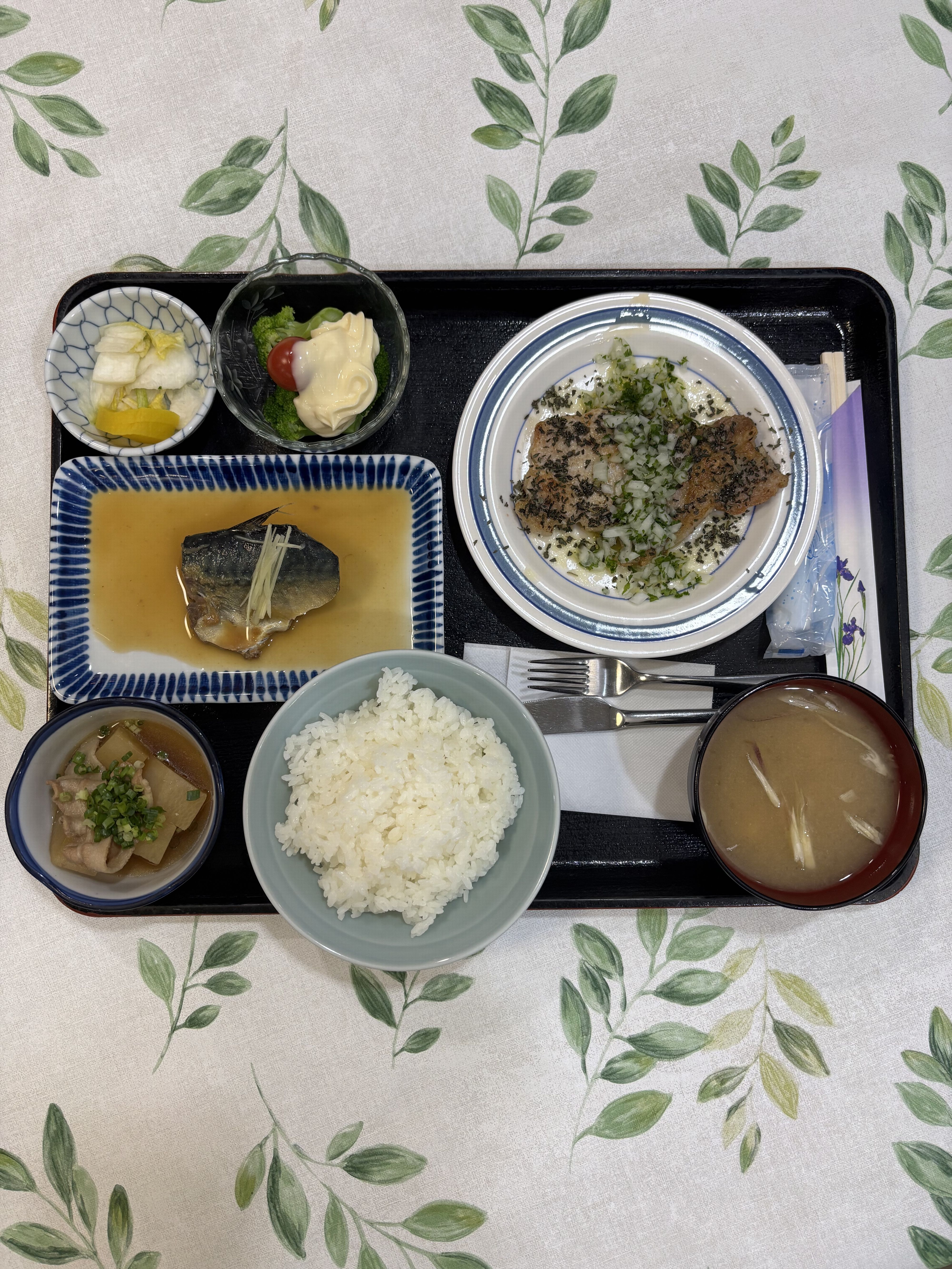 夕食例(ポークソテーと鯖の味噌煮)